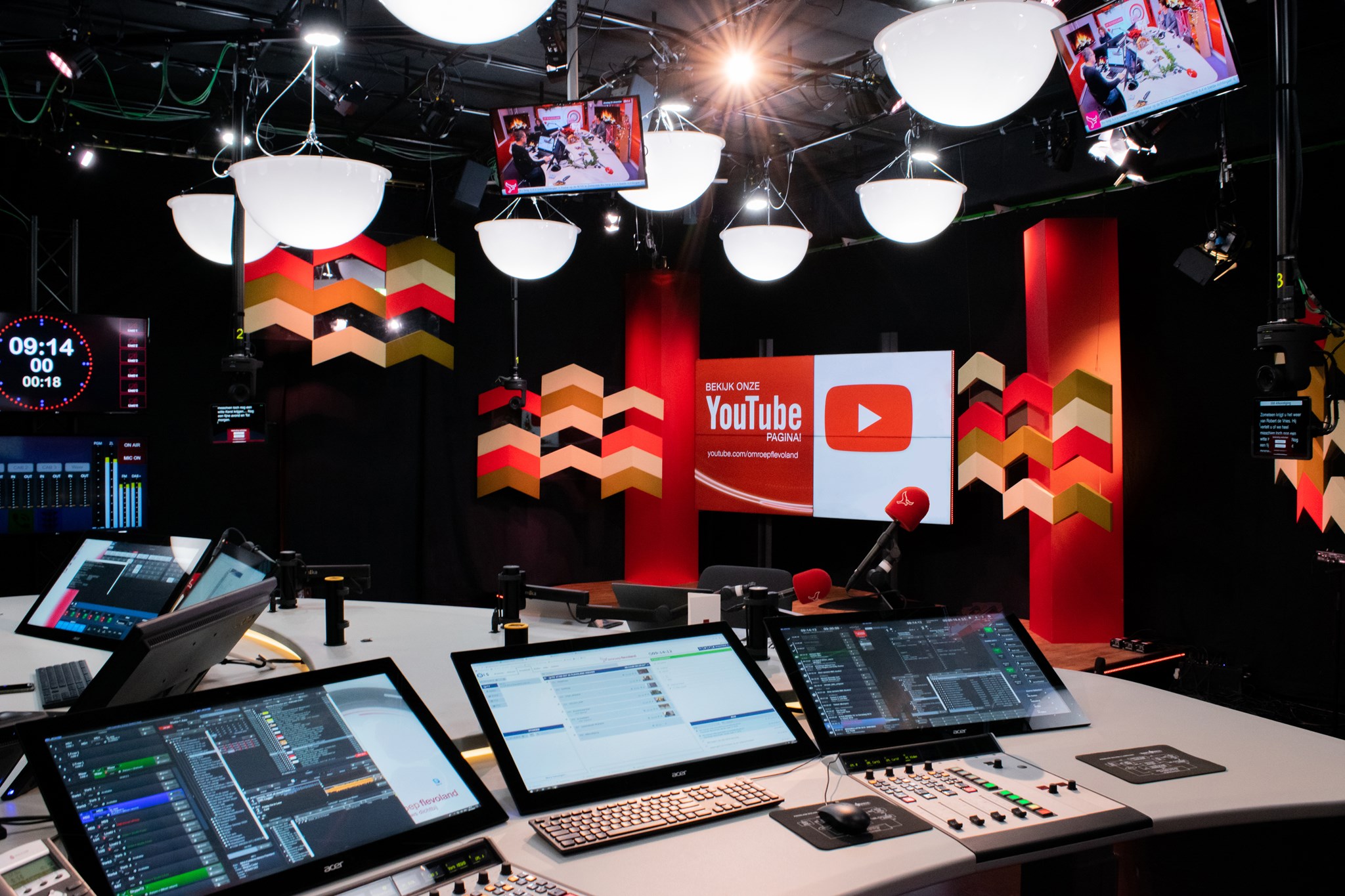 Radiostudio met schermen, faders en decor